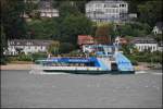 Personenfhre  St.Pauli  ist auf der Elbe nahe Hamburg auf dem Weg zu der nchsten Anlegestele.