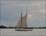 Segelschiff  ELBE 5  auf der Elbe nahe Blankenese in Richtung hamburg unzerwegs.