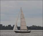 Bei günstigem Wind kann man mit geseetzten Segeln flott über die Elbe fahren, sowie diese Segelyacht  MAMELIE , (GER 4375) am 21.09.2013 nahe Blankenese.