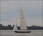 Bei gnstigem Wind kann man mit geseetzten Segeln flott ber die Elbe fahren, sowie diese Segelyacht  MAMELIE , (GER 4375) am 21.09.2013 nahe Blankenese.