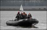 Bevor diese Gruppe mit ihrem Boot losfhrt warten sie noch auf die Kollegen mit einem hnlichen Schlauchboot um gemeinsam einen Ausflug ber die Elbe bei Hamburg zu machen.