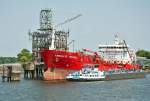 Im Köhlfleethafen haben die Tanker  Anneliese Theresa  und  Zaria  an der Ölverladestation festgemacht - 13.07.2013