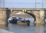 Es sieht so aus, als würde  BONAFIDE  auf der Elbe die falsche Durchfahrt der Marienbrücke nehmen, jedoch werden vom Schiff aus Arbeiten an der Brücke verrichtet; Dresden, 29.10.2007  