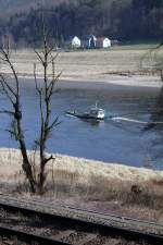 Ein Schifffahrtspolizeiboot auf der Elbe bei Königstein des WSA Dresden. 11.03.2014