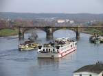 Diese Qualmwolke stammt nicht vom Seitenraddampfer sondern vom Kreuzfahrtschiff. Whrend PD  STADT WEHLEN  elbaufwrts dampft musste MS  DRESDEN  wegen eines Schadens gleich wieder zurck an den Anleger - 29.10.2007
