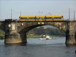 Der Raddampfer  PIRNA  kommt elbabwätrs und hat vor dem Passieren der Albertbrücke den Schornstein umgelegt, auf der Brücke überquert ein NGTD8DD der DVB die Elbe; Dresden, 16.10.2007  