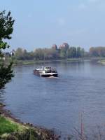 Die Silja 2 (CZ) auf der Elbe mit Metallschrott unterwegs. Davor ist die Papierfabrik Heidenau zu erkennen.  Pirna 12.04.2014