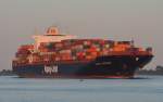 Containerschiff  NAGOJA  EXPRESS von Hapag- Lloyd am 06.06.2014 auslaufend vor Wedel. Im Vordergrund ein Paddelboot, ein gewaltiger Grenunterschied.  IMO: 9450428, Baujahr: 2010, TEU: 8749, L;B;T; 335m, 42,80m, 14,61m, Kn: 25, Tragfhigkeit: 84300 t.