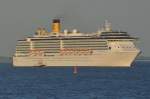 COSTA MEDITERRANEA, ein Kreuzfahrtschiff auslaufend zur See.