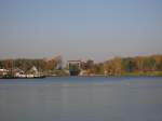 Blick auf das stliche Tor der Schleuse Niegripp.
Hier beginnt bzw. endet der Elbe-Havel-Kanal ( nach rechts. )Nach links geht es weiter zur Doppelsparschleuse Hohenwarthe und zum Mittellandkanal. Durch die Schleuse kommen die Schiffe zur Elbe. 