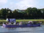 03030929 ex Catharina Cornelia, ex Veruna als Eventschiff #muhboot mit lila Kuh  Milka auf großer Fahrt  auf der Elbe zu Berg in Dresden; 16.08.2014  