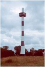 Das 58 m hohe Oberfeuer Altenbruch bedient gleich zwei Richtfeuerstrecken, Baumrnne und Altenbruch. Die Nenntragweite des Feuers betrgt bis zu 21 sm. Scan eines Dias vom 19.07.2004.