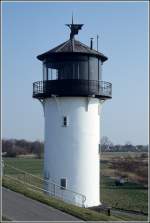 Dieser 13 m hohe Turm mit dem Spitznamen Dicke Berta versah von 1898  bis 1983 seinen Dienst als Unter- und Quermarkenfeuer bei Altenbruch. Scan eines Dias vom 30.03.2004.
