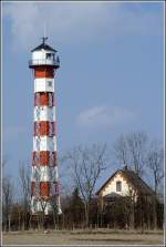 Das 36 m hohe Oberfeuer Krautsand ist seit 1908 in Betrieb. Es ist ca. 900 m vom Unterfeuer entfernt. Das Feuer hat eine Nenntragweite von 13 sm. Scan eines Dias vom 30.03.2004.