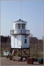 Das Leit- und Quermarkenfeuer Twielenfleth war von 1893 bis 1984 in Betrieb. Sein 13 m hoher Turm ragt 7 m ber die Deichkrone. Scan eines Dias vom 30.03.2004.