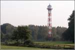 Der Turm des Oberfeuers Tinsdal ist 42 m hoch. Aufgrund seiner Lage auf einem Hhenzug befindet sich das Feuer jedoch 56 m ber der Wasserlinie. Das dazugehrige Unterfeuer Wittenbergen ist ca. 800 m entfernt. Aufnahmedatum: 10.10.2005