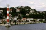 Das Unterfeuer Blankenese ist einige Meter in die Elbe hineingebaut worden. Der Turm ist 42 m hoch, sein Signalscheinwerfer hat eine Reichweite von 13 sm. Scan eines Dias aus dem Jahr 1986.