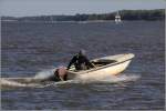 Motorboot auf der Elbe bei Stadersand. 03.09.2014