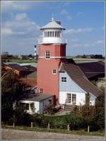 Der alte, 18m hohe Leuchtturm von Hollerwettern war von 1911 bis 1982 als Leit- und Quermarkenfeuer in Betrieb. Heute ist er in Privatbesitz. Dahinter ist das Oberfeuer Osterende zu sehen. Scan eines Dias vom 14.09.2004.
