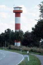 Der Turm des Unterfeuers Scheelenkuhlen ist 23 m hoch. Er bedient gleich zwei Richtfeuerstrecken. Das Oberfeuer St. Margarethen ist 1075 m entfernt, das Oberfeuer Scheelenkuhlen ist ca. 1800 m entfernt. Scan eines Dias vom 14.09.2004.