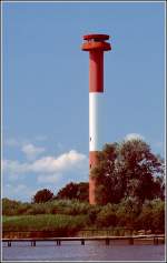 Der Turm des Oberfeuers Kollmar ist 40 m hoch, die Nenntragweite seines Feuers betrgt 16 sm. Das zur Richtfeuerstrecke gehrende Unterfeuer Pagensand Nord steht mehr als 1300 m entfernt. Die Richtfeuerstrecke ist seit 1986 in Betrieb. Scan eines Dias vom 19.07.2004.