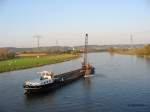 Bei Niederwartha wird von der  Bonafide  (im Einsatz für Hülskens Wasserbau) die Fahrrine der Elbe ausgebaggert - 11.10.2005
