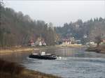 Der tschechische Schlepper TONY, registriert in Praha (Prag) die Elbe aufwrts vor Kurort Rathen (Schsiche Schweiz), 15.01.2008
