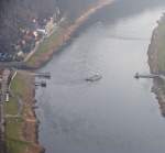 Blick von der Bastei auf die Gierseilfähre auf der Elbe in Kurort Rathen (Sächsische Schweiz); 15.01.2008
