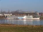 Dieselelektrisches Seitenradschiff Baujahr 1963 (Schiffswerft Rolau), ex  MS Friedrich Engels , 1991 umbenannt in  J. F. Bttger , seit 1992 auer Dienst, jetzt CVJM-Jugendschiff down by the riverside, auf der Elbe in Dresden-Neustadt; 10.01.2008
