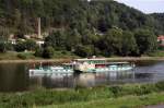 Dampfer  Pirna  hat gerade in Bad Schandau abgelegt und fährt hier am 24.09.2015 mit gekipptem Schornstein auf die erste Brücke in Richtung Dresden zu.