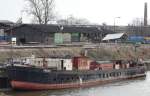 Das Zweischrauben-Schleppschiff  Přerov  liegt am 26.01.2008 heruntergekommen im Hafen Mělnk.