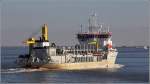 Die 1997 gebaute ALEXANDER VON HUMBOLDT (IMO 9166845) läuft am 30.09.2015 bei Cuxhaven in die Elbe ein. Der Laderaumsaugbagger ist 121 m lang, 24 m breit, hat eine GT von 10.451 und eine DWT von 14.065 t. Heimathafen ist Luxemburg (Luxemburg).