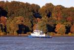 Schlepper FAIRPLAY VI vor herrlicher Herbst Kulisse auf der Elbe bei Blankenese am 11.10.2015.