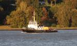 Schlepper  Wilhelmine  fährt bei Blankenese elbabwärts am 11.10.2015.