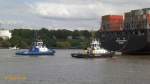 PETER (IMO 9445863) und FAIRPLAY X (IMO 9541681) am 8.9.2015, Hamburg, Elbe Höhe Bubendeyufer, als Heckschlepper an der HANJIN EUROPE mit einem Pfahlzug von ges. 140 t  /