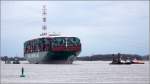 Die in der Elbe havarierte CSCL INDIAN OCEAN (IMO 9695157) in einer totaleren Einstellung als sie von Björn-Marco Halmschlag und Johnny Goertz hier schon gezeigt wurde. Deutlich wird auch eine leichte Schieflage des Containerriesen. Lühe, 07.02.2016.