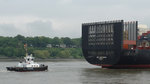 Schlepper RASANT (IMO 9763241) am Heck von Containerschiff MSC MARGARITA, IMO 9238741, Flagge Liberia, einlaufend Hamburg, Rüschpark, 27.5.2016  
