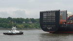 Schlepper RASANT (IMO 9763241) am Heck von Containerschiff MSC MARGARITA, IMO 9238741, Flagge Liberia, einlaufend Hamburg, Rüschpark, 27.5.2016
