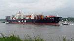 Containerschiff MSC MARGARITA, IMO 9238741, Flagge Liberia, am Bug mit Schlepper PROMPT (IMO 9647409) und am Heck mit Schlepper RASANT (IMO 9763241) einlaufend Hamburg, Rüschpark, 27.5.2016  