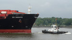 Schlepper PROMPT (IMO 9647409) am Bug von Containerschiff MSC MARGARITA, IMO 9238741, Flagge Liberia, einlaufend Hamburg, Rüschpark, 27.5.2016  