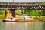 MS  Lucky 1  hat die Havarie an der Gauernitzer Insel scheinbar gut berstanden, fhrt es doch kurze Zeit nach der Bergung bereits weiter talwrts. Hier an der Eisenbahn-Brcke in Meien / Elbe-Km 82. (Sept.2003) - Scan vom Kleinbild-Negativ