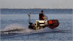 Schlauchboot mit Suzuki-Außenbordmotor bei einer abendlichen Ausfahrt auf der Elbe bei Cuxhaven. 26.09.2016