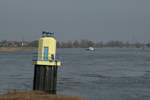 An dieser Stelle zweigt der Niegripper Verbindungskanal von der Elbe ab. Der Blick geht zu Tal. TMS Elan (04005380) fuhr Richtung HH. Das Leuchtfeuer steht schräg ! 13.03.2017.