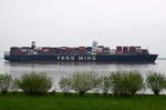 YM WELLNESS , Containerschiff , IMO 9704623 , Baujahr 2015 , 13800 TEU , 368 x 51m , 12.05.2017  Grünendeich      