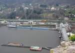 Bhmen: Blick vom Schreckenstein (Strekov) bei Usti nad Labem (Auig an der Elbe) auf die Schleuse, auf der linkselbischen Seite ist ein Zug Richtung Aussig unterwegs; 29.03.2007