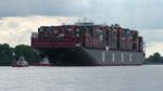 Die Linah der UASC wird von 3 niederländischen Schleppern der Reederei Kotug in den Hamburger Hafen gezogen.
(Bild: Juli 2017)