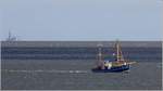 Die 1969 gebaute GRE 15 ZWEI GEBRÜDER ist am 04.07.2017 auf Fangfahrt in der Elbmündung. Dieser Krabbenkutter ist 16,80 m lang und 5 m breit. Heimathafen ist Greetsiel. Links im Hintergrund ist die Ölförderinsel Mittelplate zu sehen. 