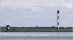 Alt und neu auf einem Bild. Links der 17 m hohe alte Leuchtturm Balje. Er war von 1904 bis 1980 in Betrieb. Rechts das 54 m hohe Oberfeuer Balje, es ist seit 1980 in Betrieb. 06.07.2017