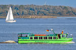Fahrgastschiff TIEDENKIEKER auf der Elbe querab Krautsand.