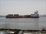 Bei typischem  Hamburger Wetter  passiert ein Containerschiff Wedel in Richtung Hamburger Hafen, 18.03.2006 
